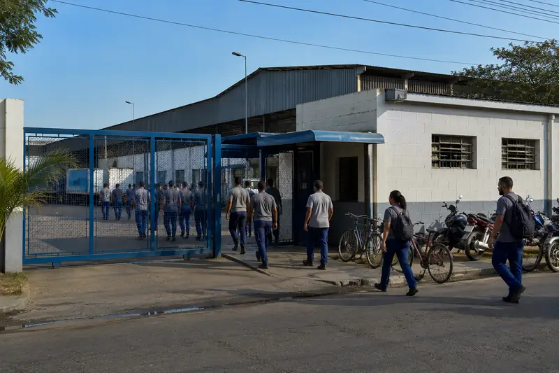 Portão de uma empresa no começo do expediente